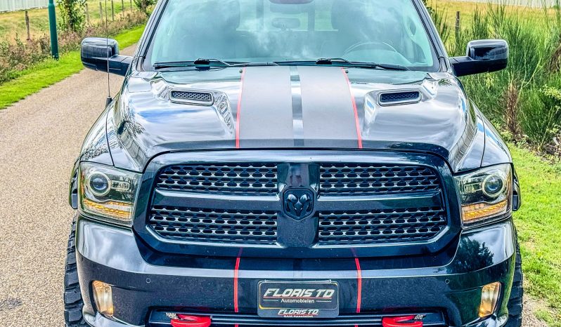 DODGE RAM 1500 5.7L HEMI 4X4 V8 401PK * SPORT * BLACK-OPPS * EXTREEM LAGE BIJTELLING * UNIEK * NEKKENDRAAIER * VERHOOGD * VERBREED * EXTREEM DIKKE LICHTMETALEN SPORTVELGEN * ROLLBAR * DUKES OF HAZZARD HOORN * CUSTOM LED VERLICHTING RONDOM * vol