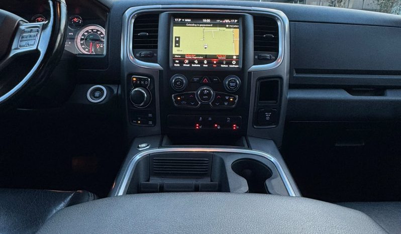 DODGE RAM 1500 5.7L HEMI V8 4X4 401PK * WARLOCK * REBEL * MORIMOTO KOPLAMPEN * GUNSTIGE CATALOGUS WAARDE * PRACHTIGE KLEUR * UNIEK * ZWARTE HEMEL * SCHUIFKANTELDAK * 22 INCH SPORTVELGEN * SUPER DIKKE PICK-UP * WEINIG KILOMETERS * 1E EIGENAAR * NIEUWSTAAT * vol
