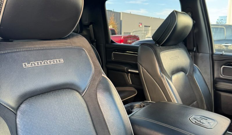DODGE RAM 1500 5.7L HEMI V8 4X4 401PK * LARAMIE * SPORT * WIDE BODY * 22 INCH FUEL LICHTMETALEN SPORTVELGEN * VERHOOGD * VERBREED * ROLLBAR * STRANDS SCHIJNWERPERS * LEDBAR IN BUMPER * CUSTOM STRIPING * MICKEY THOMPSON BANDEN * vol