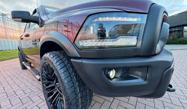 DODGE RAM 1500 5.7L HEMI V8 4X4 401PK * WARLOCK * REBEL * MORIMOTO KOPLAMPEN * GUNSTIGE CATALOGUS WAARDE * PRACHTIGE KLEUR * UNIEK * ZWARTE HEMEL * SCHUIFKANTELDAK * 22 INCH SPORTVELGEN * SUPER DIKKE PICK-UP * WEINIG KILOMETERS * 1E EIGENAAR * NIEUWSTAAT * vol
