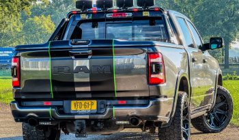 DODGE RAM 1500 5.7L HEMI V8 4X4 401PK * LARAMIE * SPORT * WIDE BODY * 22 INCH FUEL LICHTMETALEN SPORTVELGEN * VERHOOGD * VERBREED * ROLLBAR * STRANDS SCHIJNWERPERS * LEDBAR IN BUMPER * CUSTOM STRIPING * MICKEY THOMPSON BANDEN * vol