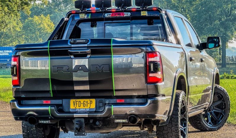 DODGE RAM 1500 5.7L HEMI V8 4X4 401PK * LARAMIE * SPORT * WIDE BODY * 22 INCH FUEL LICHTMETALEN SPORTVELGEN * VERHOOGD * VERBREED * ROLLBAR * STRANDS SCHIJNWERPERS * LEDBAR IN BUMPER * CUSTOM STRIPING * MICKEY THOMPSON BANDEN * vol