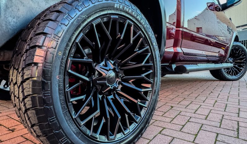 DODGE RAM 1500 5.7L HEMI V8 4X4 401PK * WARLOCK * REBEL * MORIMOTO KOPLAMPEN * GUNSTIGE CATALOGUS WAARDE * PRACHTIGE KLEUR * UNIEK * ZWARTE HEMEL * SCHUIFKANTELDAK * 22 INCH SPORTVELGEN * SUPER DIKKE PICK-UP * WEINIG KILOMETERS * 1E EIGENAAR * NIEUWSTAAT * vol