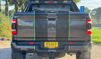 DODGE RAM 1500 5.7L HEMI V8 4X4 401PK * LARAMIE * SPORT * WIDE BODY * 22 INCH FUEL LICHTMETALEN SPORTVELGEN * VERHOOGD * VERBREED * ROLLBAR * STRANDS SCHIJNWERPERS * LEDBAR IN BUMPER * CUSTOM STRIPING * MICKEY THOMPSON BANDEN * vol