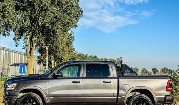 DODGE RAM 1500 5.7L HEMI V8 4X4 401PK * LARAMIE * SPORT * WIDE BODY * 22 INCH FUEL LICHTMETALEN SPORTVELGEN * VERHOOGD * VERBREED * ROLLBAR * STRANDS SCHIJNWERPERS * LEDBAR IN BUMPER * CUSTOM STRIPING * MICKEY THOMPSON BANDEN * vol