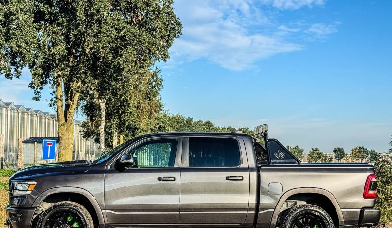 DODGE RAM 1500 5.7L HEMI V8 4X4 401PK * LARAMIE * SPORT * WIDE BODY * 22 INCH FUEL LICHTMETALEN SPORTVELGEN * VERHOOGD * VERBREED * ROLLBAR * STRANDS SCHIJNWERPERS * LEDBAR IN BUMPER * CUSTOM STRIPING * MICKEY THOMPSON BANDEN * vol