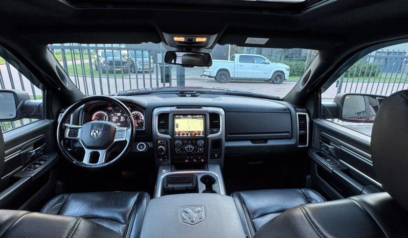 DODGE RAM 1500 5.7L HEMI V8 4X4 401PK * WARLOCK * REBEL * MORIMOTO KOPLAMPEN * GUNSTIGE CATALOGUS WAARDE * PRACHTIGE KLEUR * UNIEK * ZWARTE HEMEL * SCHUIFKANTELDAK * 22 INCH SPORTVELGEN * SUPER DIKKE PICK-UP * WEINIG KILOMETERS * 1E EIGENAAR * NIEUWSTAAT * vol