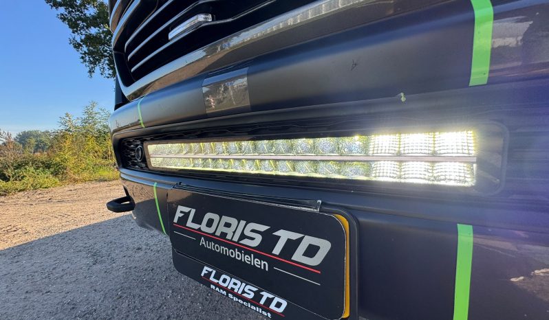 DODGE RAM 1500 5.7L HEMI V8 4X4 401PK * LARAMIE * SPORT * WIDE BODY * 22 INCH FUEL LICHTMETALEN SPORTVELGEN * VERHOOGD * VERBREED * ROLLBAR * STRANDS SCHIJNWERPERS * LEDBAR IN BUMPER * CUSTOM STRIPING * MICKEY THOMPSON BANDEN * vol