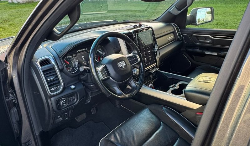 DODGE RAM 1500 5.7L HEMI V8 4X4 401PK * LARAMIE * SPORT * WIDE BODY * 22 INCH FUEL LICHTMETALEN SPORTVELGEN * VERHOOGD * VERBREED * ROLLBAR * STRANDS SCHIJNWERPERS * LEDBAR IN BUMPER * CUSTOM STRIPING * MICKEY THOMPSON BANDEN * vol