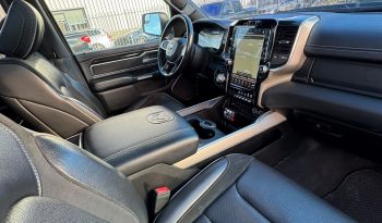 DODGE RAM 1500 5.7L HEMI V8 4X4 401PK * LARAMIE * SPORT * WIDE BODY * 22 INCH FUEL LICHTMETALEN SPORTVELGEN * VERHOOGD * VERBREED * ROLLBAR * STRANDS SCHIJNWERPERS * LEDBAR IN BUMPER * CUSTOM STRIPING * MICKEY THOMPSON BANDEN * vol