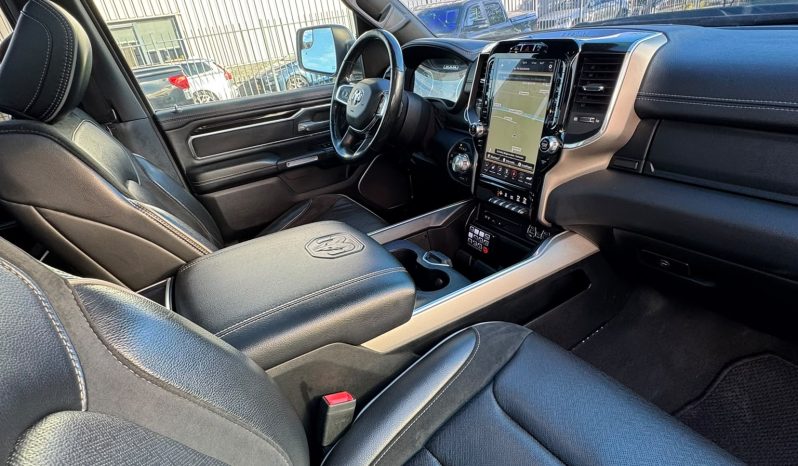 DODGE RAM 1500 5.7L HEMI V8 4X4 401PK * LARAMIE * SPORT * WIDE BODY * 22 INCH FUEL LICHTMETALEN SPORTVELGEN * VERHOOGD * VERBREED * ROLLBAR * STRANDS SCHIJNWERPERS * LEDBAR IN BUMPER * CUSTOM STRIPING * MICKEY THOMPSON BANDEN * vol
