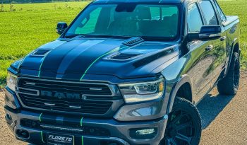 DODGE RAM 1500 5.7L HEMI V8 4X4 401PK * LARAMIE * SPORT * WIDE BODY * 22 INCH FUEL LICHTMETALEN SPORTVELGEN * VERHOOGD * VERBREED * ROLLBAR * STRANDS SCHIJNWERPERS * LEDBAR IN BUMPER * CUSTOM STRIPING * MICKEY THOMPSON BANDEN * vol
