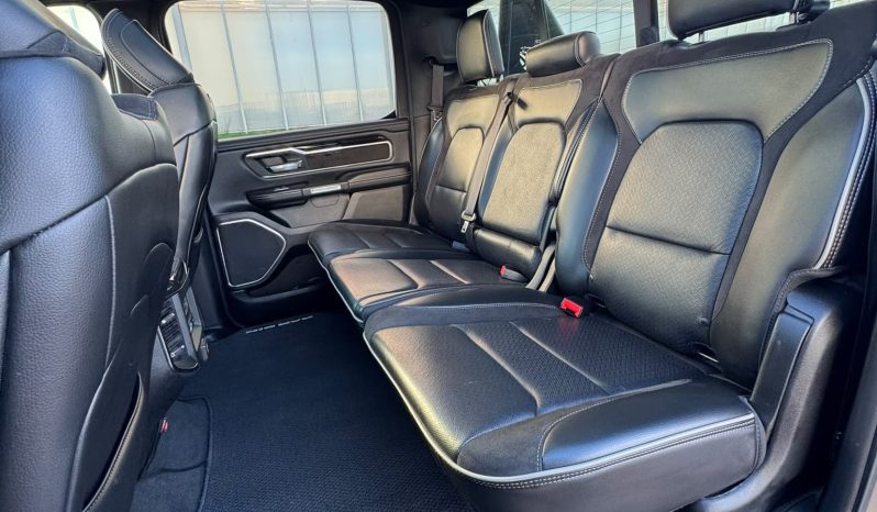 DODGE RAM 1500 5.7L HEMI V8 4X4 401PK * LARAMIE * SPORT * WIDE BODY * 22 INCH FUEL LICHTMETALEN SPORTVELGEN * VERHOOGD * VERBREED * ROLLBAR * STRANDS SCHIJNWERPERS * LEDBAR IN BUMPER * CUSTOM STRIPING * MICKEY THOMPSON BANDEN * vol