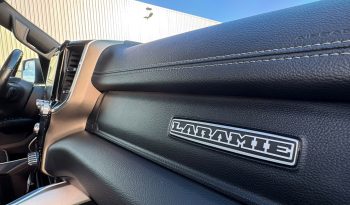 DODGE RAM 1500 5.7L HEMI V8 4X4 401PK * LARAMIE * SPORT * WIDE BODY * 22 INCH FUEL LICHTMETALEN SPORTVELGEN * VERHOOGD * VERBREED * ROLLBAR * STRANDS SCHIJNWERPERS * LEDBAR IN BUMPER * CUSTOM STRIPING * MICKEY THOMPSON BANDEN * vol