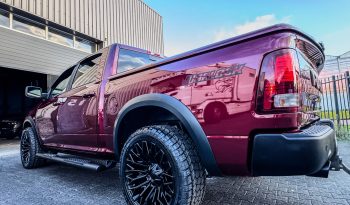DODGE RAM 1500 5.7L HEMI V8 4X4 401PK * WARLOCK * REBEL * MORIMOTO KOPLAMPEN * GUNSTIGE CATALOGUS WAARDE * PRACHTIGE KLEUR * UNIEK * ZWARTE HEMEL * SCHUIFKANTELDAK * 22 INCH SPORTVELGEN * SUPER DIKKE PICK-UP * WEINIG KILOMETERS * 1E EIGENAAR * NIEUWSTAAT * vol