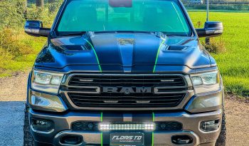 DODGE RAM 1500 5.7L HEMI V8 4X4 401PK * LARAMIE * SPORT * WIDE BODY * 22 INCH FUEL LICHTMETALEN SPORTVELGEN * VERHOOGD * VERBREED * ROLLBAR * STRANDS SCHIJNWERPERS * LEDBAR IN BUMPER * CUSTOM STRIPING * MICKEY THOMPSON BANDEN * vol