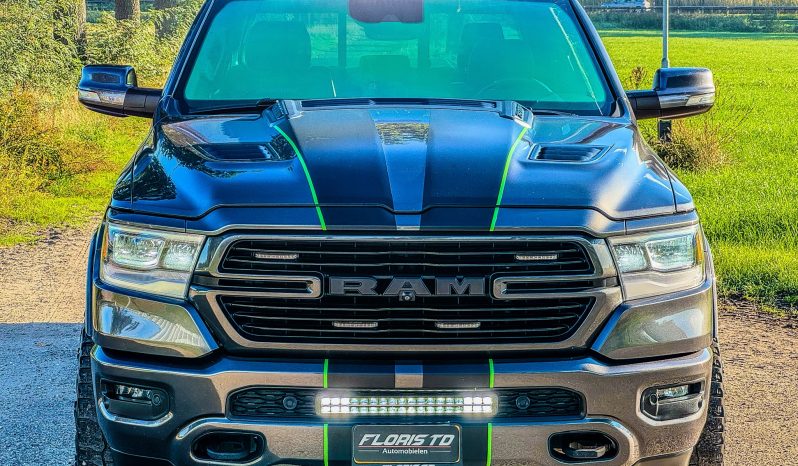 DODGE RAM 1500 5.7L HEMI V8 4X4 401PK * LARAMIE * SPORT * WIDE BODY * 22 INCH FUEL LICHTMETALEN SPORTVELGEN * VERHOOGD * VERBREED * ROLLBAR * STRANDS SCHIJNWERPERS * LEDBAR IN BUMPER * CUSTOM STRIPING * MICKEY THOMPSON BANDEN * vol
