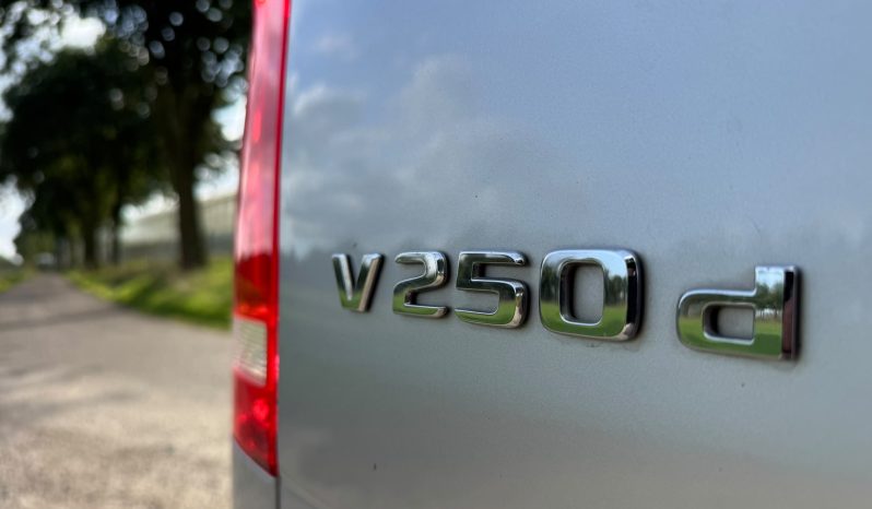 MERCEDES – BENZ V-KLASSE V250 D * EXCLUSIEVE UITVOERING * BOM VOL * DUBBELE ELEKTRISCHE SCHUIFDEUREN * 360 CAMERA * LANE ASSIST * ADAPTIEVE CRUISE CONTROLE * AFNEEMBARE TREKHAAK * LUXE COMFORT STOELEN * LED KOPLAMPEN * ZEER LAGE FISCALE WAARDE – LAGE BIJTELLING ( UNIEK ) * vol