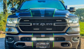 DODGE RAM 1500 5.7L HEMI V8 4X4 401PK * LARAMIE * SPORT * WIDE BODY * 22 INCH FUEL LICHTMETALEN SPORTVELGEN * VERHOOGD * VERBREED * ROLLBAR * STRANDS SCHIJNWERPERS * LEDBAR IN BUMPER * CUSTOM STRIPING * MICKEY THOMPSON BANDEN * vol