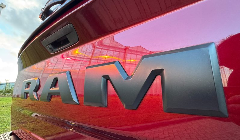 DODGE RAM 1500 5.7L HEMI V8 4X4 401PK * WARLOCK * REBEL * MORIMOTO KOPLAMPEN * GUNSTIGE CATALOGUS WAARDE * PRACHTIGE KLEUR * UNIEK * ZWARTE HEMEL * SCHUIFKANTELDAK * 22 INCH SPORTVELGEN * SUPER DIKKE PICK-UP * WEINIG KILOMETERS * 1E EIGENAAR * NIEUWSTAAT * vol